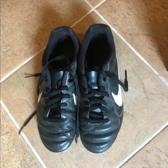 Nike Cleat Kids Sports Shoes - Picture 5 of 5